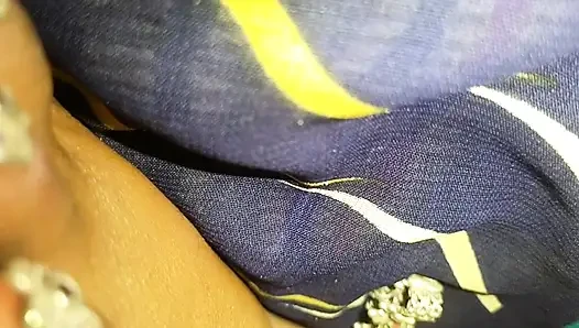 Hintli kadın yatak odasında sert seks yapıyor
