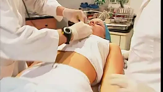 Erkek doktor genç sevimli sarışın hastayı sikiyor