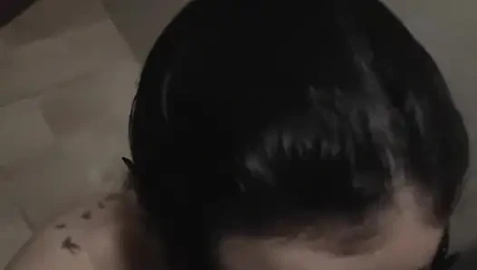 Üvey erkek kardeşimi duşta gördüm ve ona sakso çekme dürtüsünü tutamadım