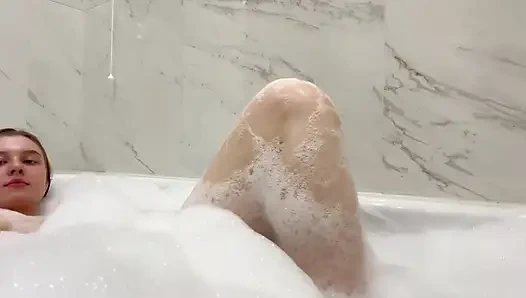 Bir sürü köpük banyosu ile banyoda fışkırtıyor ve mastürbasyon yapıyor