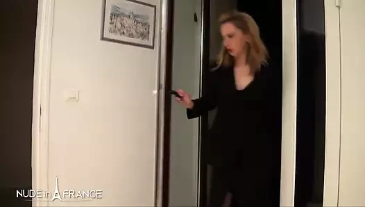 Olgun erkek delisi Louise kahverengi bir yarakla götten sikiliyor