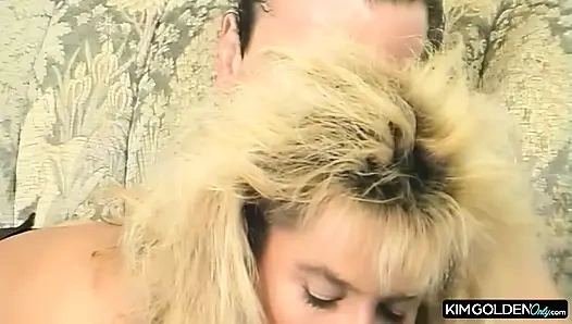 Leidenschaftlicher Sofa-Fick mit blonder Verfuehrerin