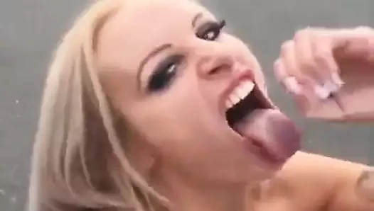 Bu lanet sürtük çok seksi
