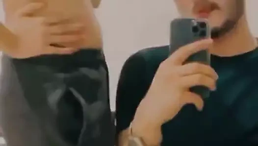 Üvey erkek kardeş ve üvey kız kardeş gerçek seksi bir sikişiyor