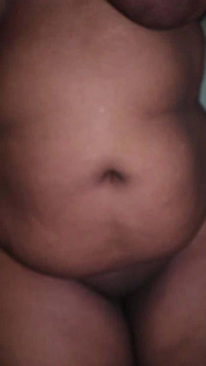 Senin için bu düzgün vücutlu iri güzel kadının vücudunu zıplatmam hoşuma mı gidiyor?