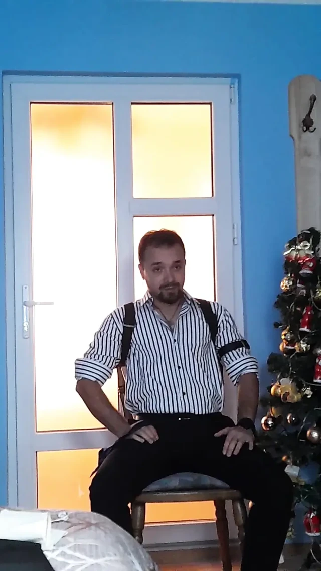 Daeros, Noel Baba kostümünün içinde yanında