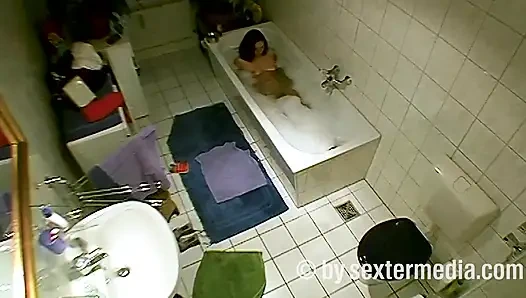 MILF Banyoda Kişisel Hijyen Yapıyor