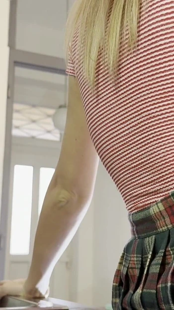 Мощный момент из "Супер горячая красивая новая жена принимает ее стринги стоматологической нити стринги под ее мини-студенческой юбкой"