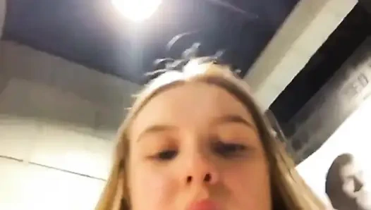 Tam çıplak kız herkesin içinde mastürbasyon yapıyor