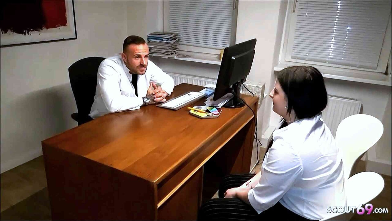 Alman tombul hamile genç kız - jinekolog muayenesinde doktor tarafından aldatıyor