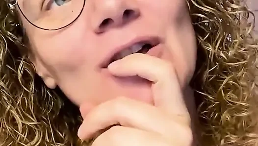 Merce'in sandalyede mastürbasyon yaptığı yakın çekim, sikişmek gibi azgın