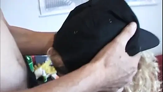 Azgın orta yaşlı seksi kadın benzin istasyonunda tavlanıyor genişliyor
