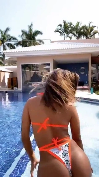 Anitta rebolando a bunda gostosa parte 2
