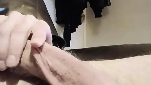 Ateşli genç adam büyük boşalmaya kadar büyük yarak ve taşaklara mastürbasyon yapıyor