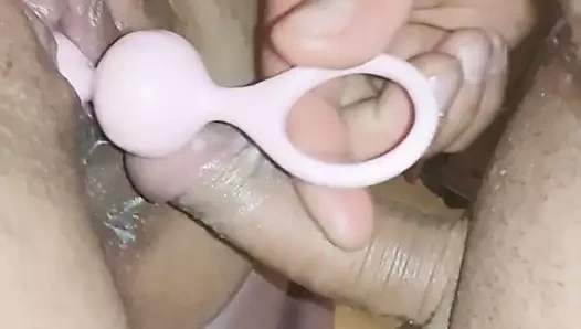 Evli kadın tıraşsız amcığını ifşa etti ve kocası onunla silikon bir oyuncak ve anal deliğiyle oynamaya karar verdi