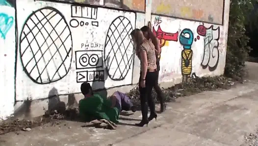 Azgın bir adama sokakta tekme atıyor