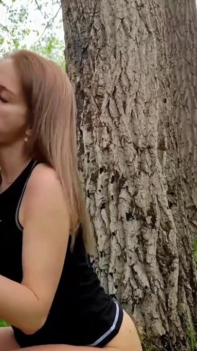 İnternette yeni tanıştık! Amatör hatun bamateurs'ta ağaca karşı sikiliyor | Klip 1