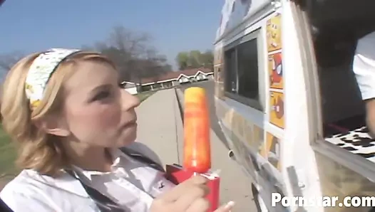 Azgın ponpon kız Lexi Belle sert sikiliyor