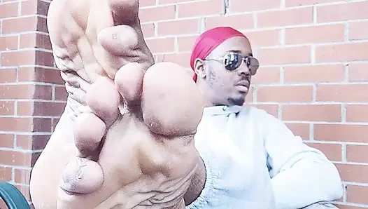 Ayak parmaklarını sallıyor ve tek başına geçiş (2025)