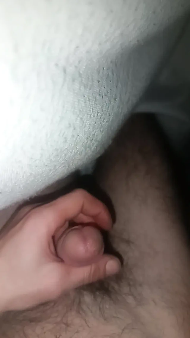 Yarağımla oynuyorum