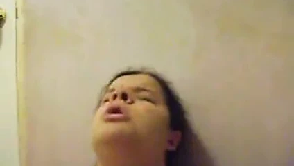 Küçük bayan domuzcuk banyoda kendini sikikleri