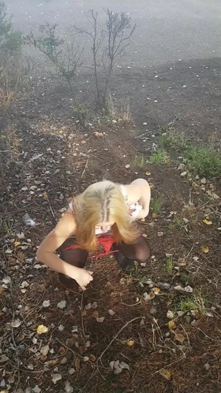 Шаловливая Maria принимает писсинг на улице