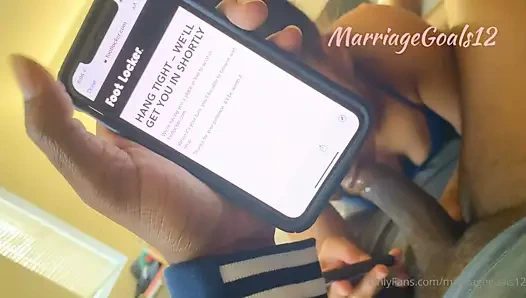 Siparişini tamamlarken aletine biniyor