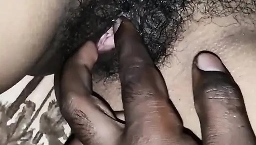 18+ ilk kez üvey kız kardeş Hintli kadın parmaklıyor ve sert seks