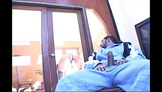 Büyük siyah yarak minyon sarışını mahvediyor