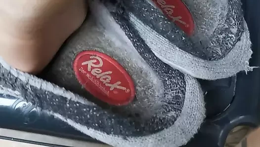 Auf trockene Fersen in ausgelatschten Pantoffeln gespritzt