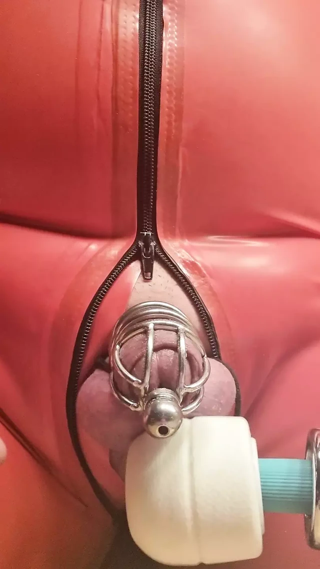 Sihirli değnek ile bir lateks catsuit içinde penis kafesini sağdı