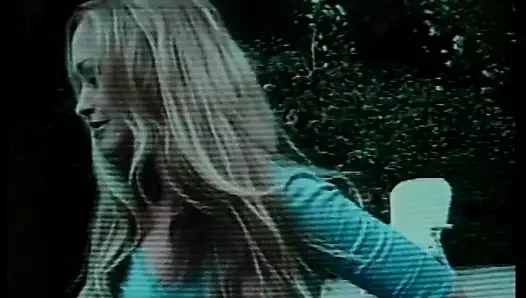 Azgın beyaz damızlık seven o olarak o sikikleri sevimli sarışın köpek stili açık havada