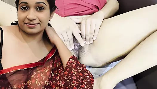 Güzel büyük götlü Hintli yenge sari seks yapıyor ve Hintçe edepsizce konuşuyor