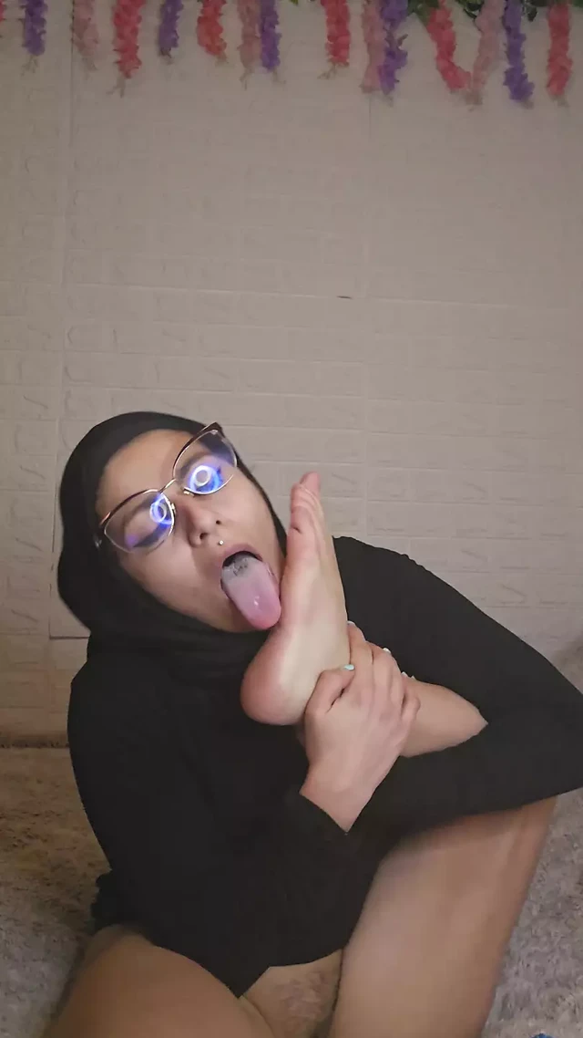 Sucking My Feet and Anal Dildo Mia Niqab