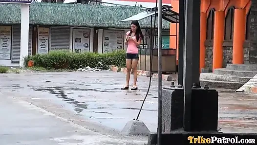 Zıplayan memeli Asyalı yatakta sikiliyor