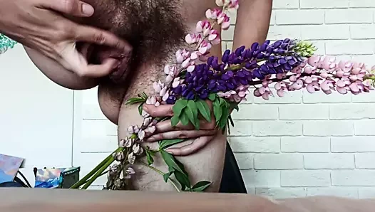 Lezbiyen kız kız arkadaşına hediye hazırlıyor