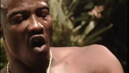 Büyük yaraklı zenci adam dövmeli beyaz kızın sıkı genç anüsünü delmeyi seviyor