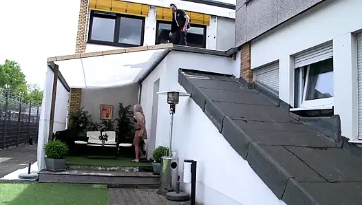 Dövmeli genç kız açık havada adamla sert sikişiyor