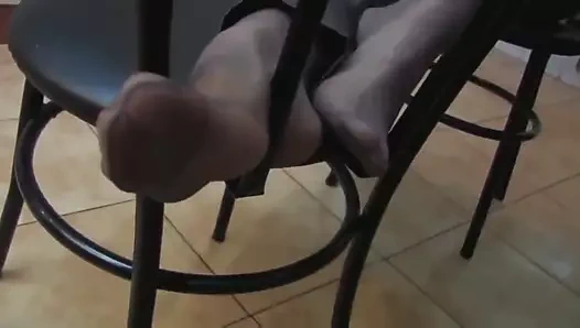 Baştan çıkarıcı bir şekilde ayakları gösteren