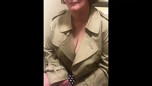 Komşu genç erkek avcısı orta yaşlı seksi kadın sert büyük zenci yarağıyla oynuyor. Interracial