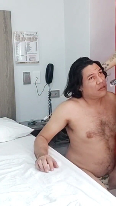 Kadın adamla sikişiyor, emdiriyor ve sonunda götüne sokuyor tam video | Klip 1