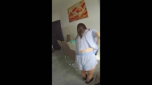 Gerçek aldatma. Arkadaşı karısını sert sikiyor.