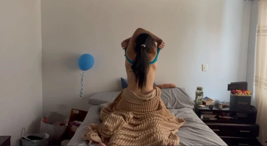 Ateşli lezbiyenler partiden sonra akşamdan kalma sikişiyor