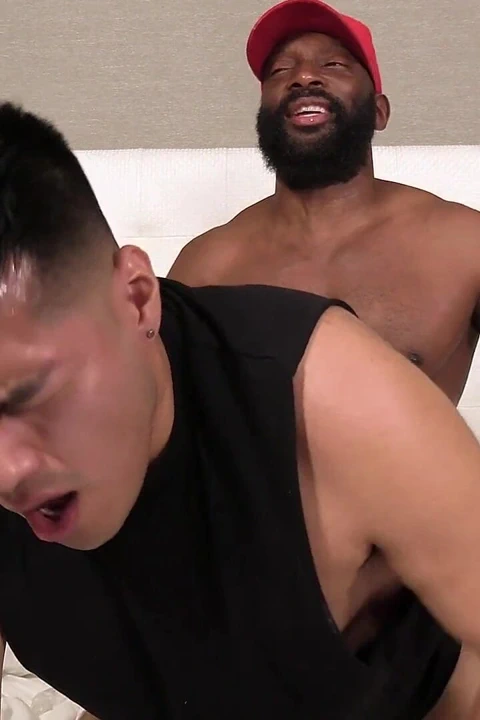 Şampiyon ve orta yaşlı seksi kadınlar öpüşüyor ve emiyor