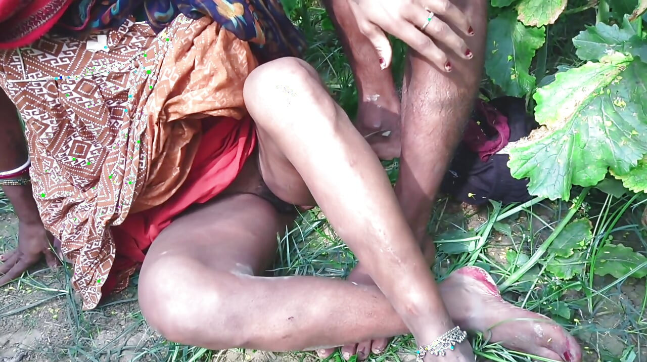 Makan malik  jab Ghar ke naukrani ko jungle me lejake hard sex kar rahe the tab Malikin ne dono ko pakra chudai karte huye tab k