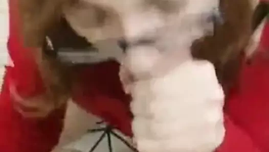 Desi koca kız en iyi arkadaşının büyük sikini emmeyi seviyor