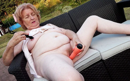 Büyük göbekli 83 yaşındaki nine ilk halka açık anal deneyim