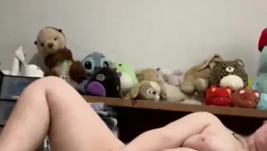 Üniversiteli kız senin için kendini sikiyor