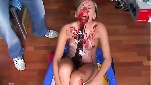 18 yaşındaki Alman genç kız foodporn seviyor, hamile kalmak istemediği için salatalık üzerinde prezervatif kullanıyor