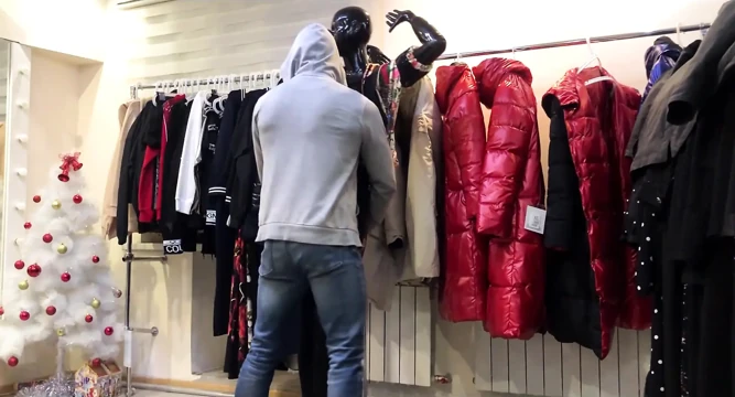Ateşli götlü heteroseksüel bir adam dükkanda mankenle sikişiyor! Halka açık bir yerde riskli mastürbasyon